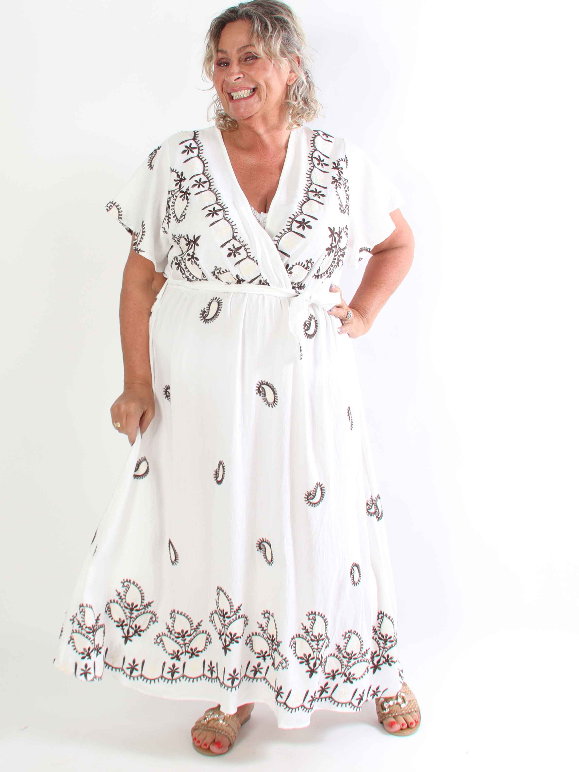 Nidia - Feminin kjole i viskoseblanding med broderet paisley mønster